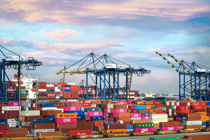 Hafen mit Container um das Thema Logistik näher zu bringen